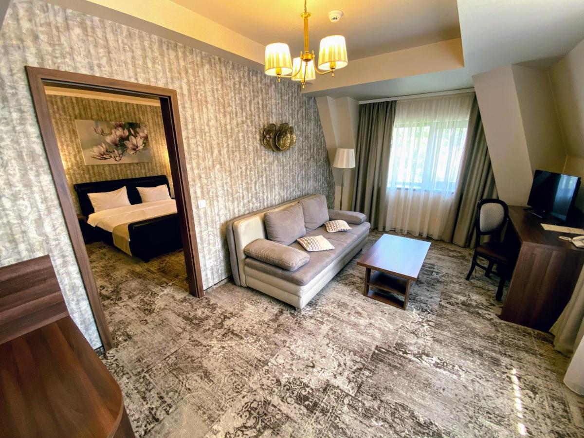 Hotel Arnia ヤシ エクステリア 写真