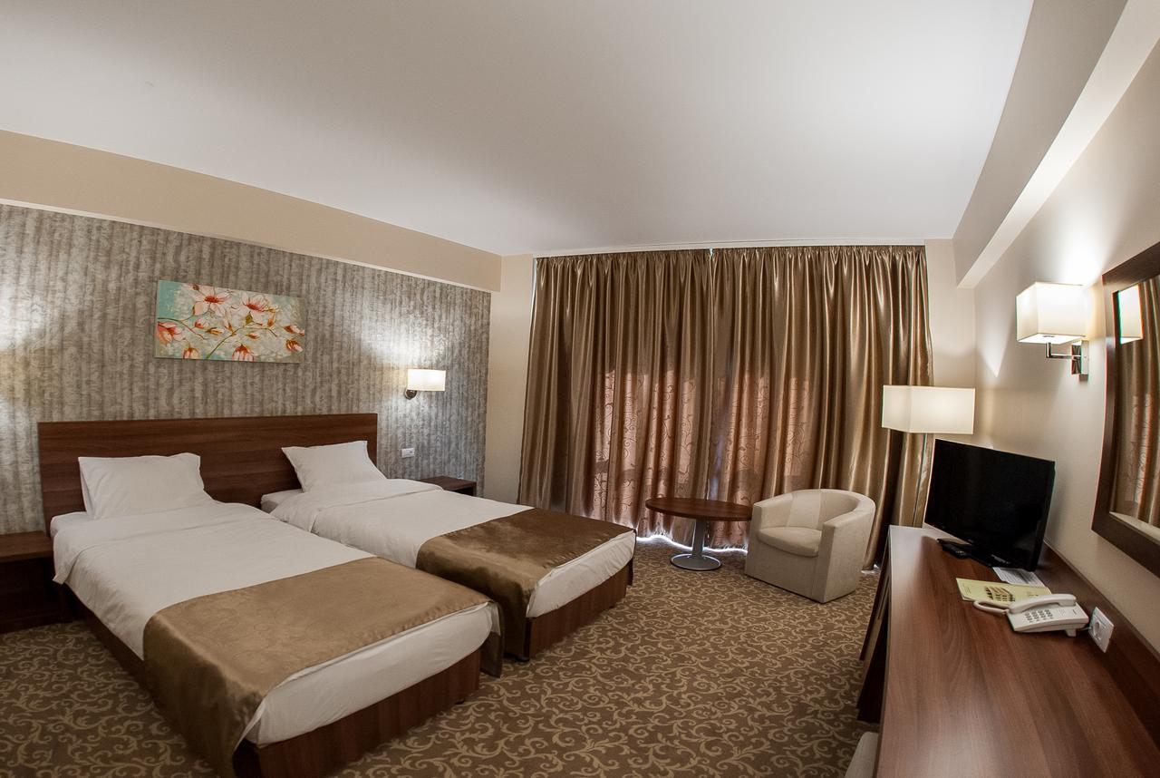 Hotel Arnia ヤシ エクステリア 写真