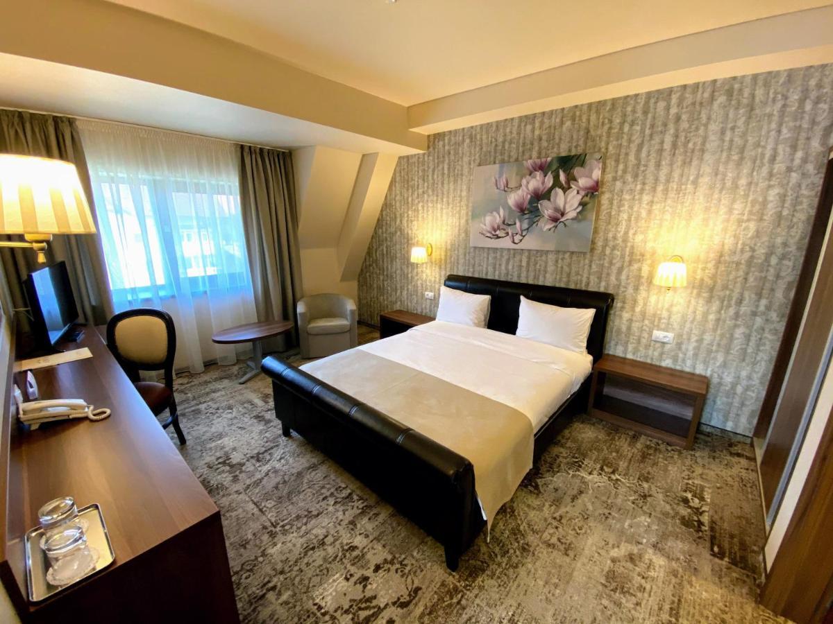 Hotel Arnia ヤシ エクステリア 写真